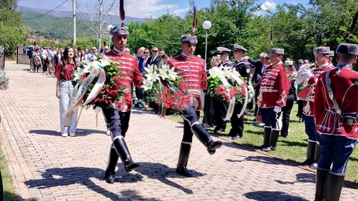 Във военния мемориал в Ново село, РСМ, почетоха загиналите български воини