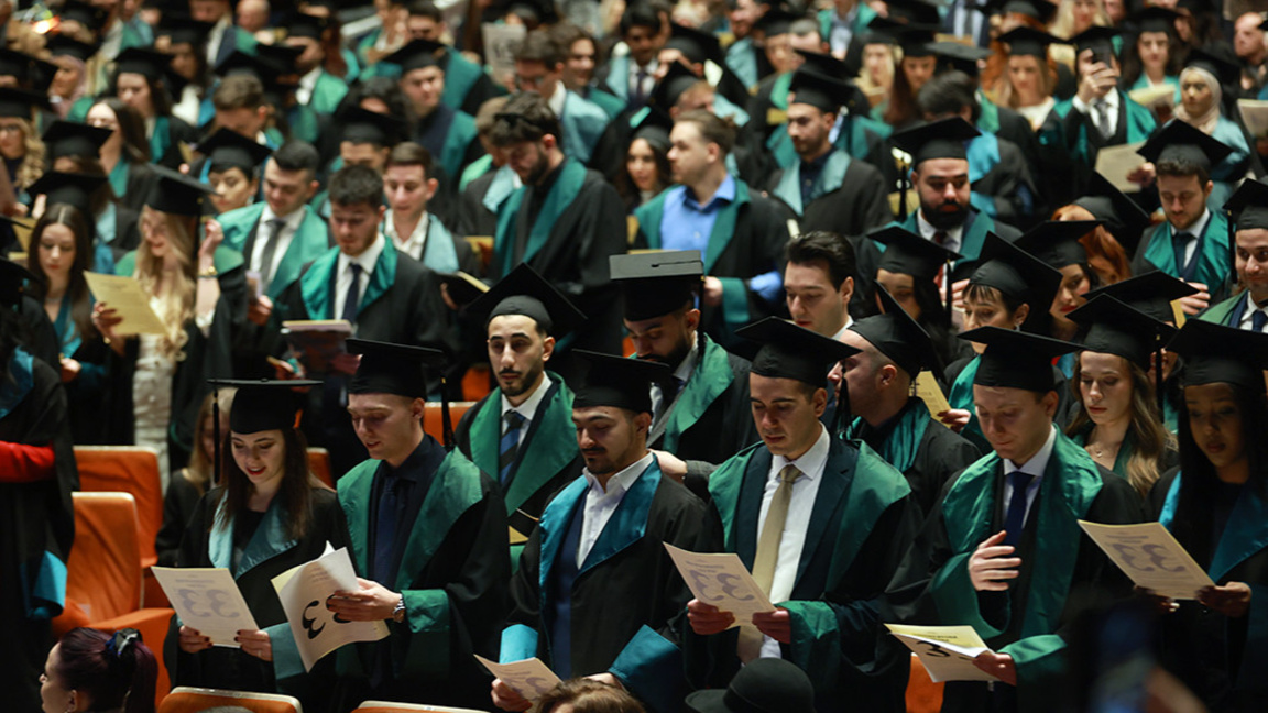 Церемония по дипломирането на млади лекари в Медицинския университет в София