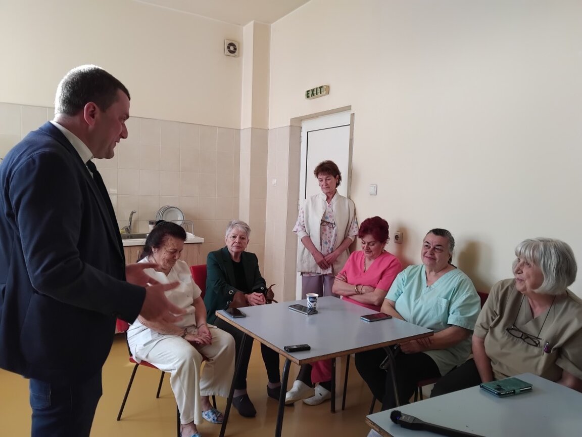 Кметът на Перник се срещна с акушерките в родилно отделение и с началника на отделението д-р Ивайло  Лазов.