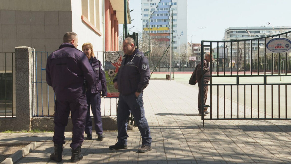 Десетки сигнали за бомби в училища в страната