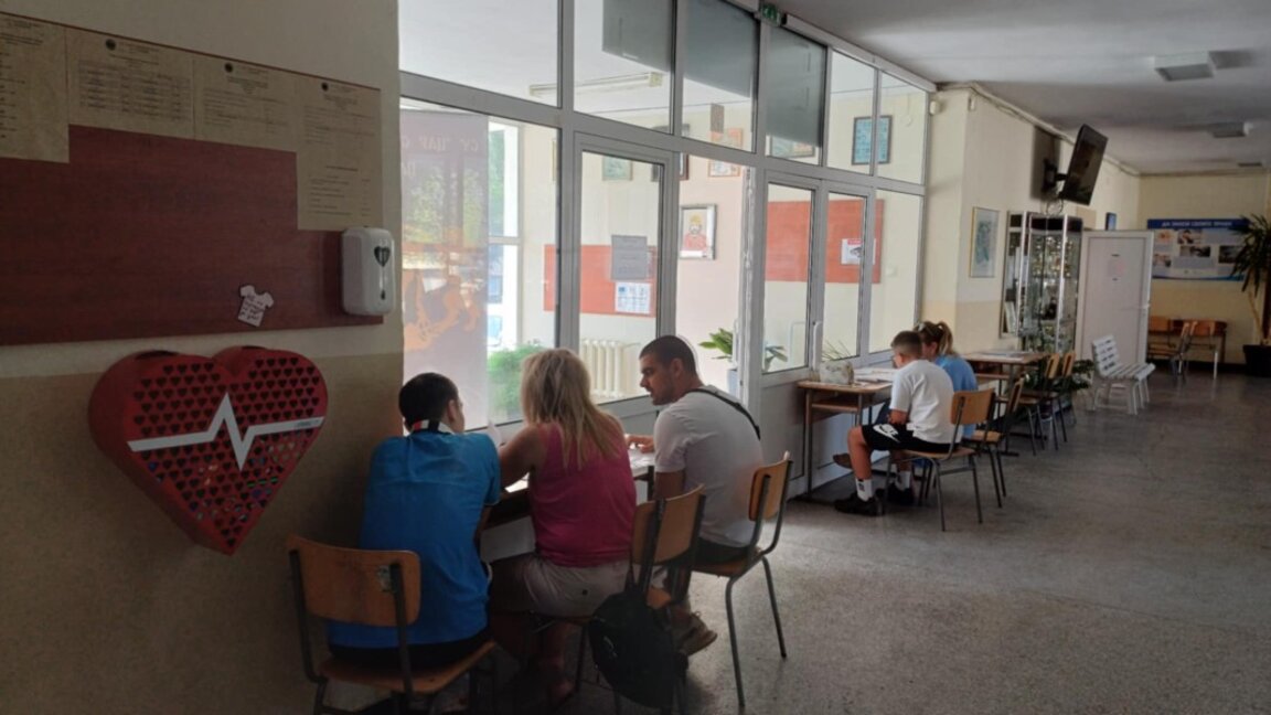 Десетки родители и деца подават документи на място в центровете