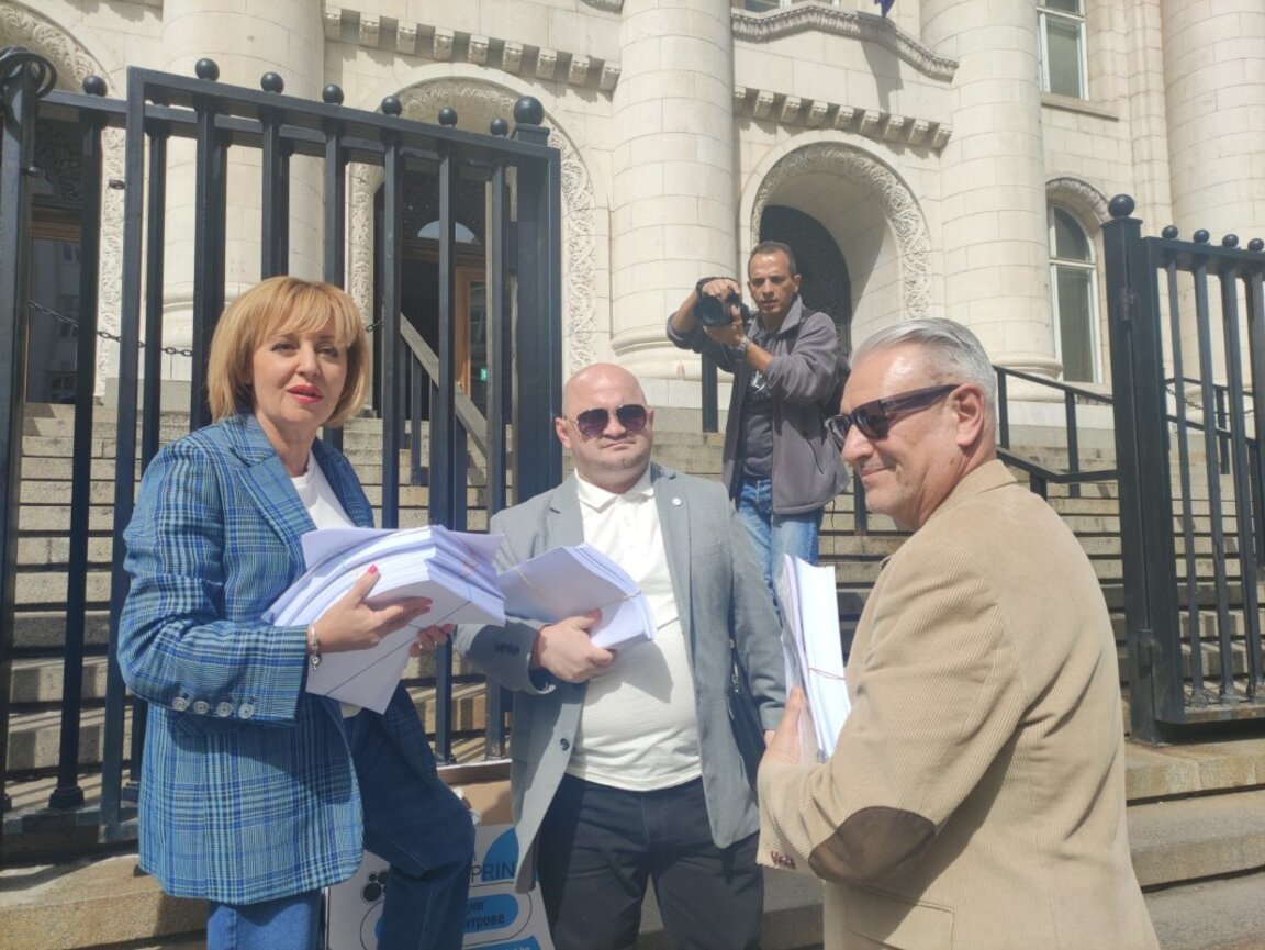 Мая Манолова внесе в съда хиляди страници искове срещу мобилните оператори