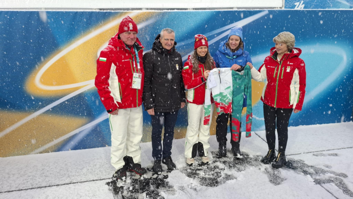 Лора Христова дари свой състезателен екип на Олимпийския музей 