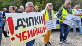 Протест заради лошото състояние на пътя Панагюрище- Вакарел