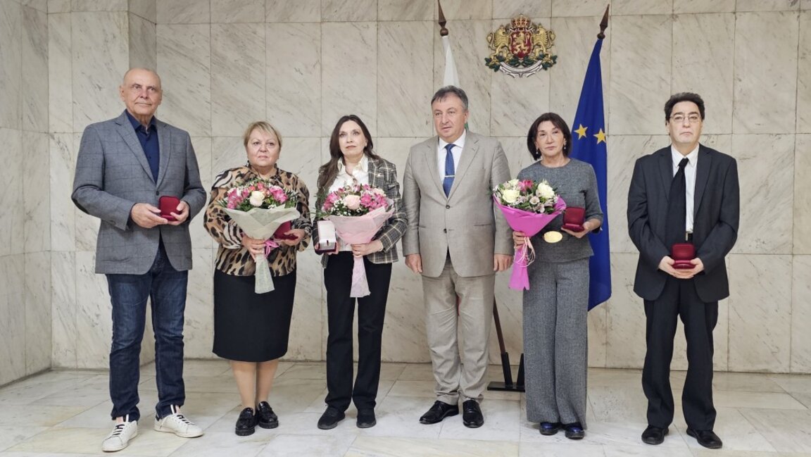 Д-р Бисер Митев, д-р Росица Страшимирова, д-р Десислава Найденова, кметът Христо Христов, д-р Саня Петкова и  д-р Николай Николов
