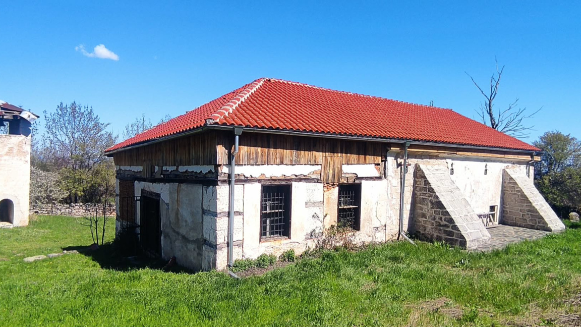 Ръководството на църквата в Орешец иска възстановяване на стенописите