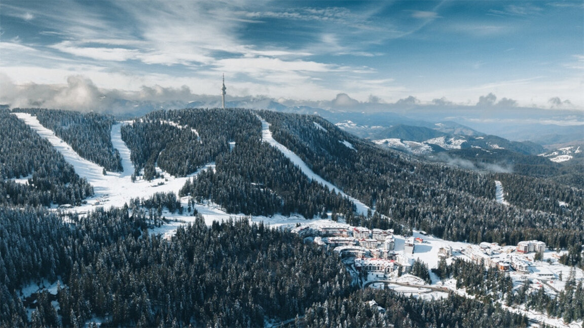 Pamporovo acoperit de zăpadă anticipează deschiderea sezonului de schi