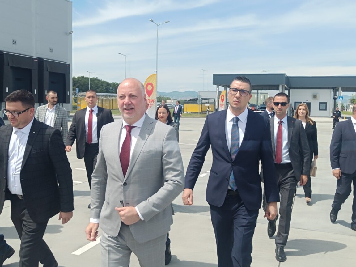 Премиерът Росен Желязков коментира темата с приемането на еврото при откриването на логистичен център край Стара Загора - 21.05.2025г.