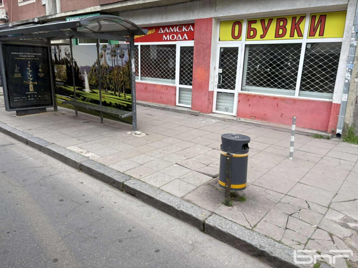 Момче е пребито до автобусна спирка в центъра на София от група младежи в черно