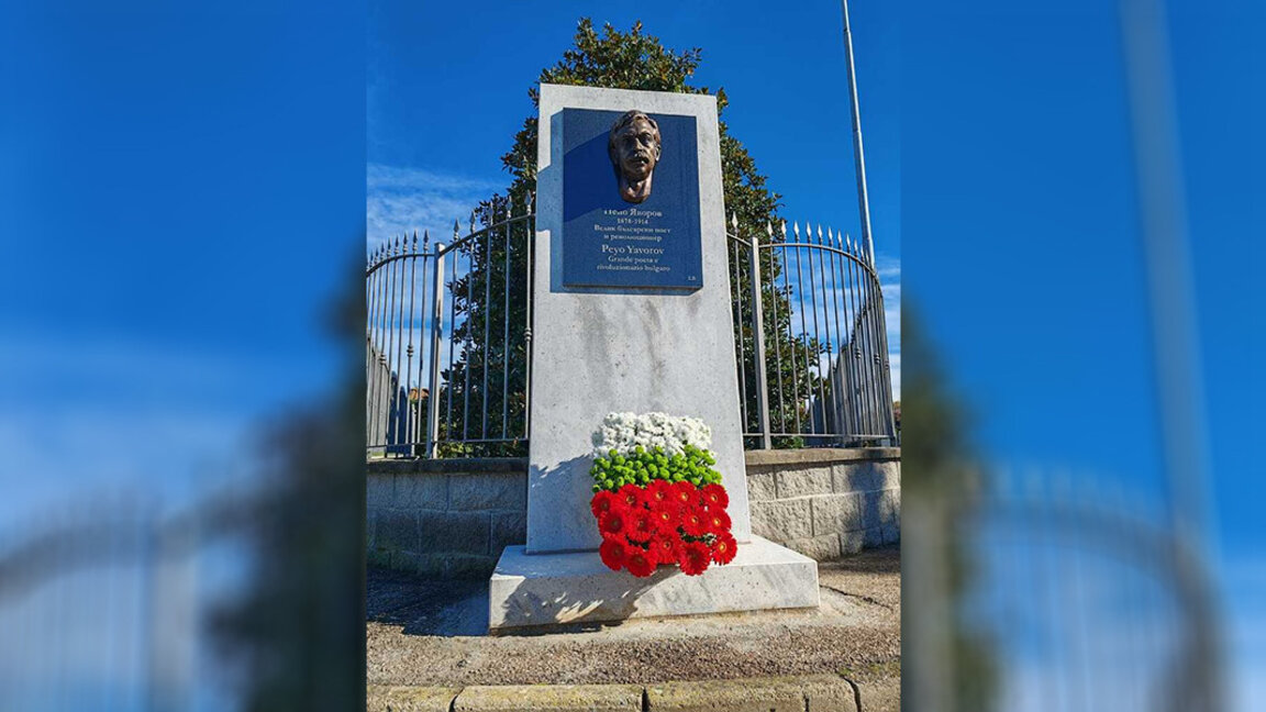 Барелефът на Пейо Яворов във Борго Верчели