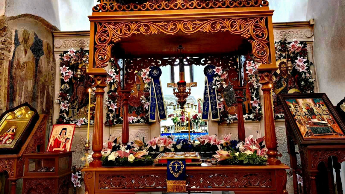 „Летният Великден“ събира вярващи около плащаницата на Богородица