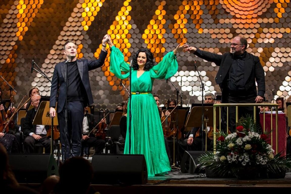 Стивън Костело, Анджела Георгиу и Найден Тодоров
