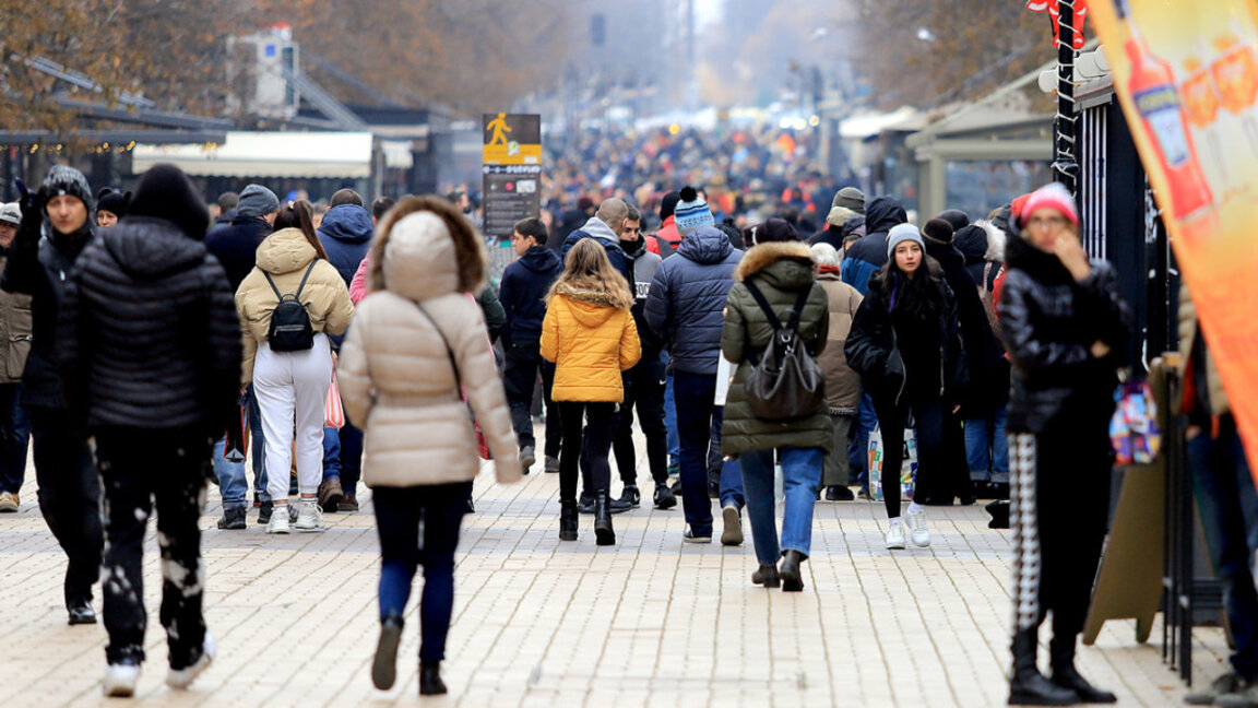 En 2024 la población del país disminuyó en 8.121 personas