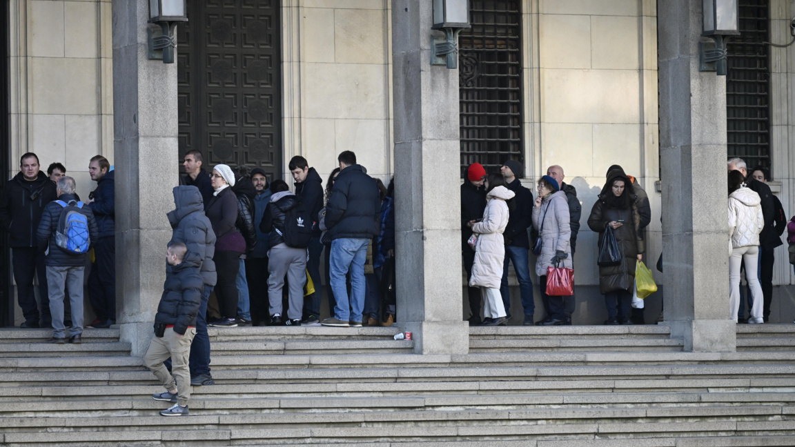 Опашка пред БНБ за стартови пакети в евро
