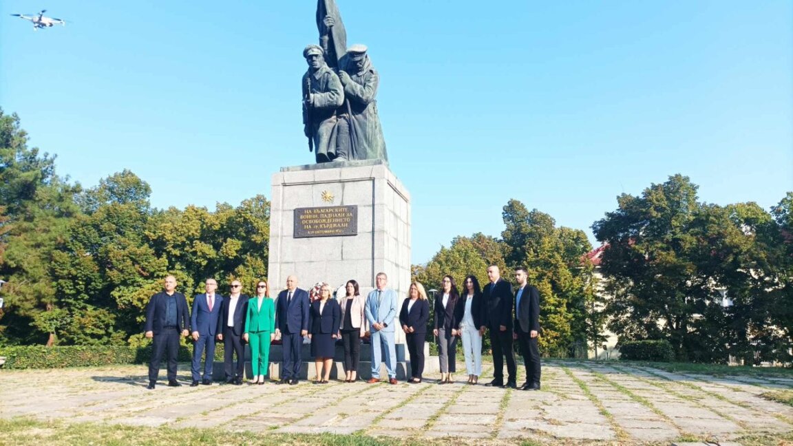 Венци и цветя за 22 септември в Кърджали