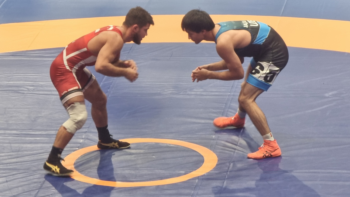 Микяй Наим (в червено) почива на старта в категория до 65 кг