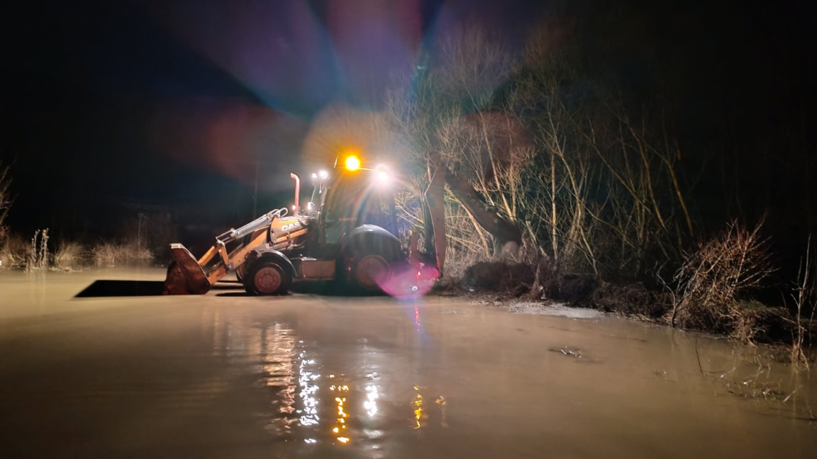 Възстановена е дигата при Батановци...