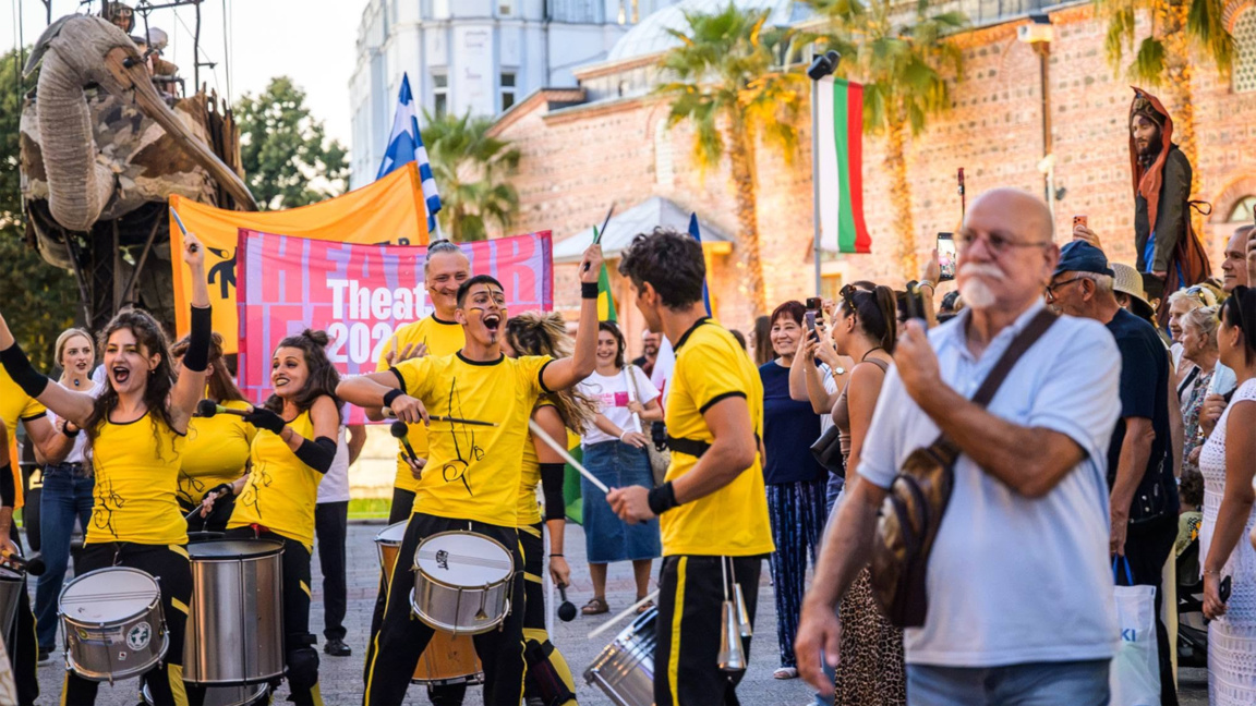 Finala TheatAir 2026: artiști din 5 țări animă centrul orașului Plovdiv