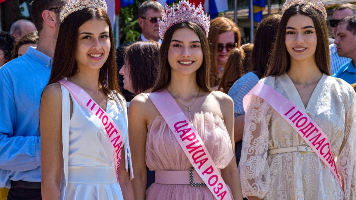 Царица роза и нейните подгласнички
