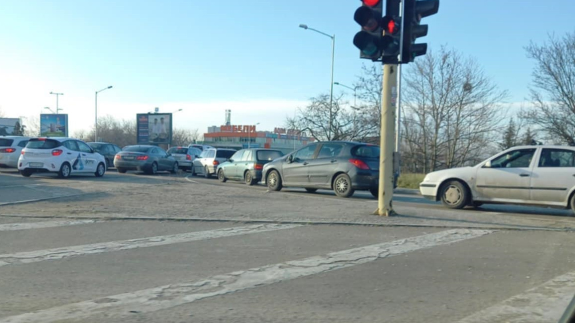 Крайезерният път отново затворен заради ...