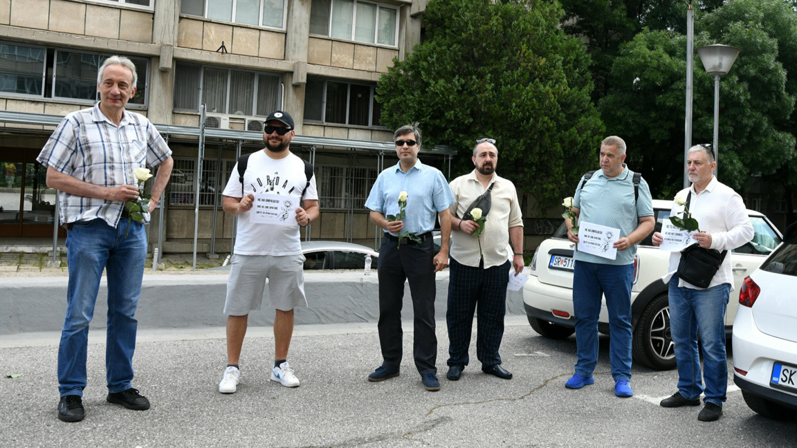 Manifestantes con rosas piden buena vecindad en embajada de Macedonia del Norte
