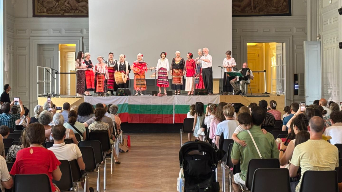 Празник на българската роза за първи път в Париж