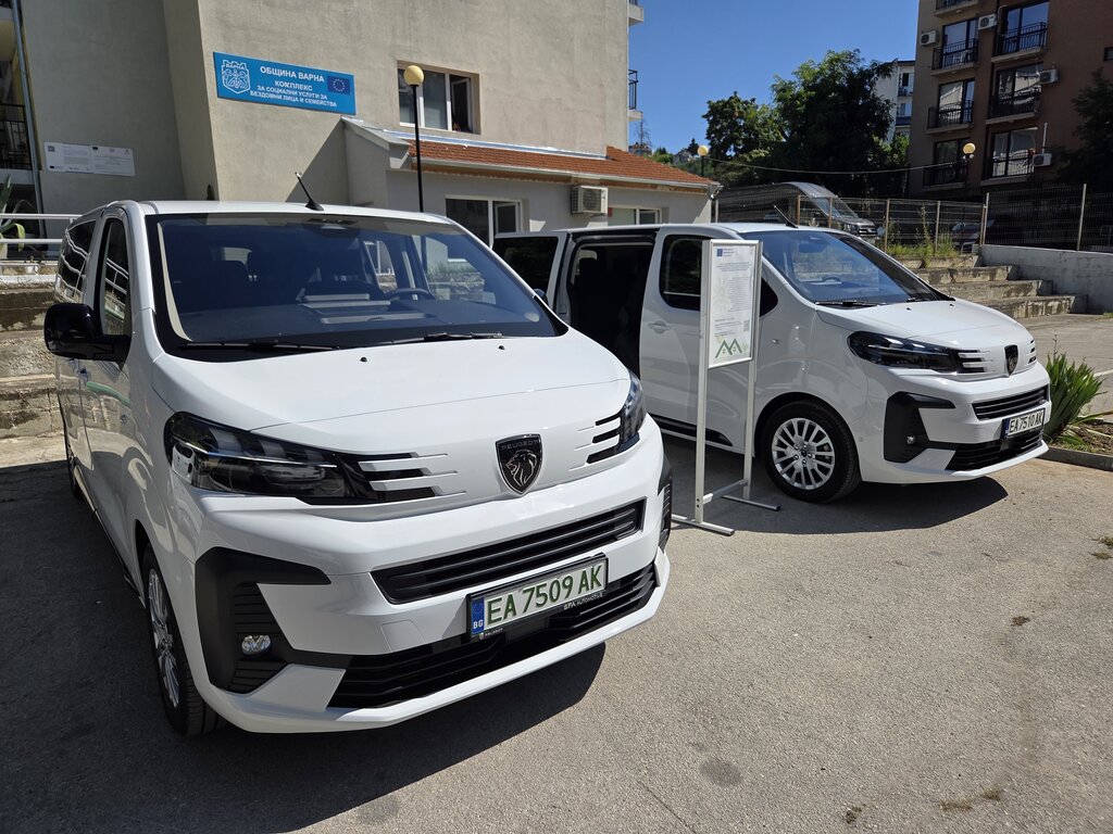 Община Варна осигури два нови електромобила за социалните услуги в града