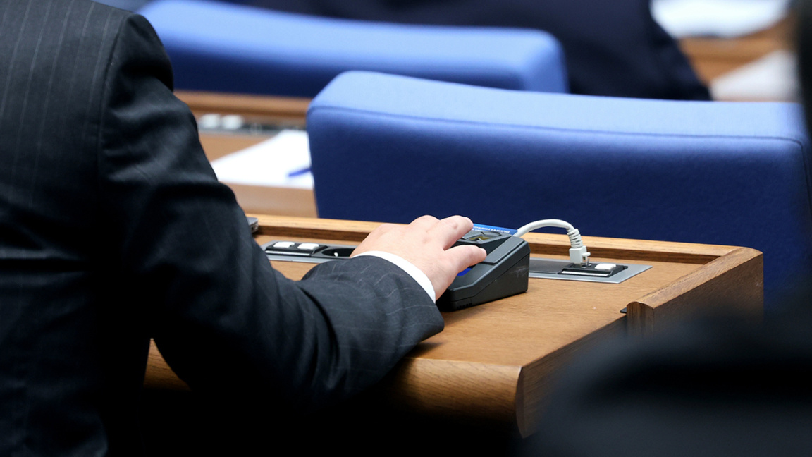 Deputații au reintrodus în totalitate votul electronic în prima lectură