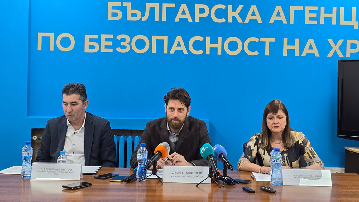 Rueda de prensa, Angel Mavrovski (centro)
