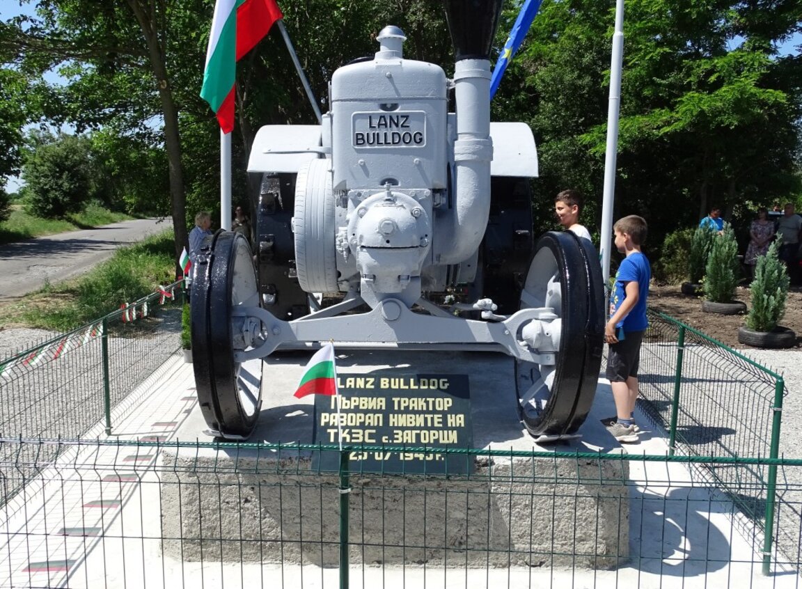 В новозагорско село възстановиха паметник на първия трактор
