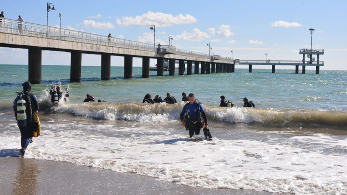 Водолази почистват морското дъно край Мостика в Бургас