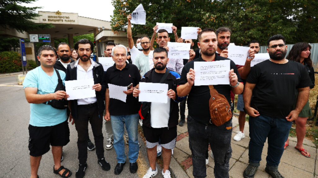 Syrian citizens protest in Sofia, demand humanitarian visas for their families