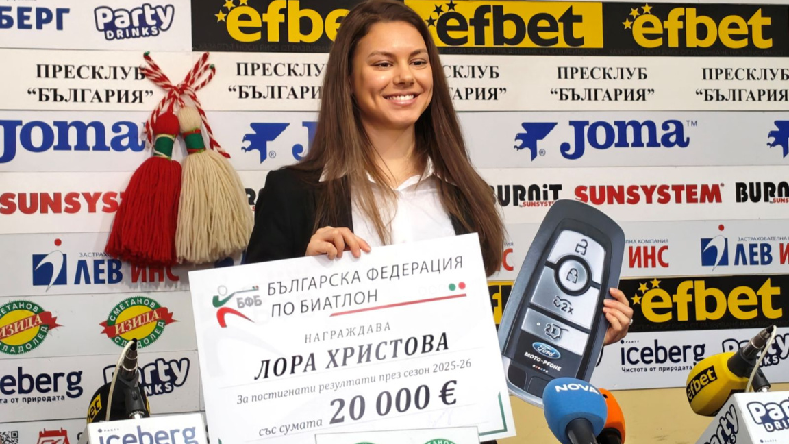 Лора Христова с чек и символичния ключ.