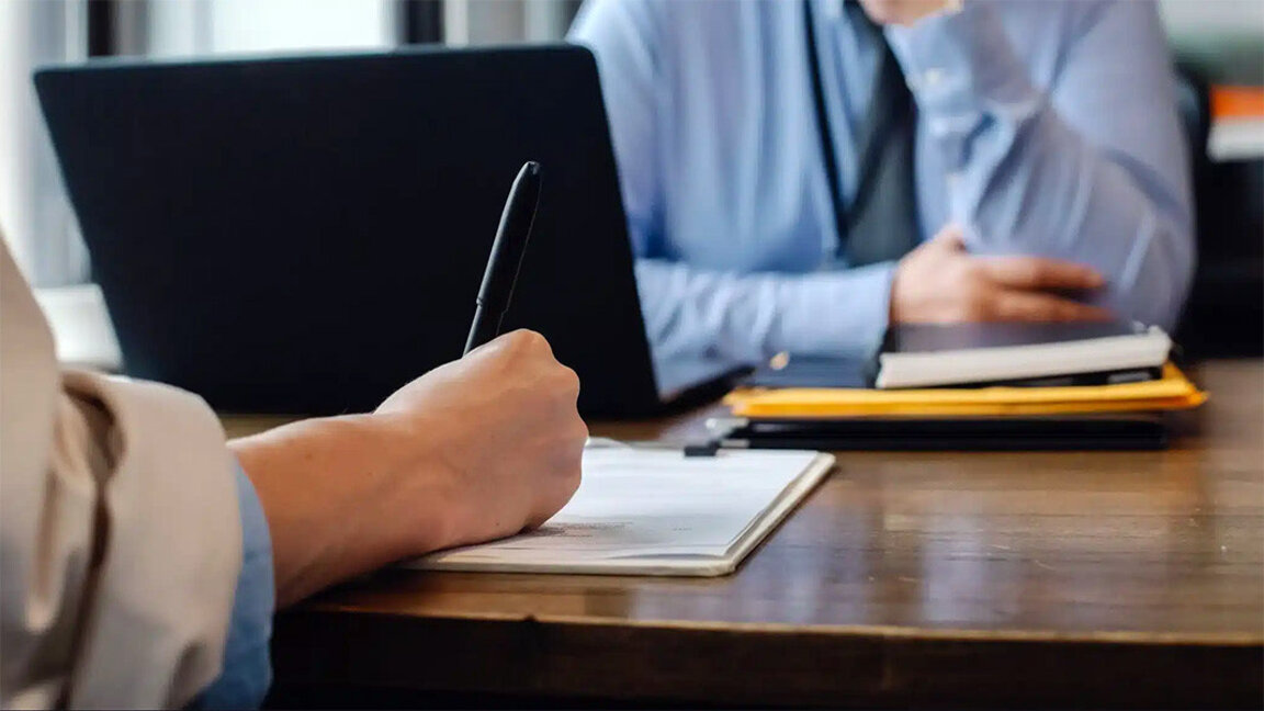 Какви са условията за работа на чужденци в България?