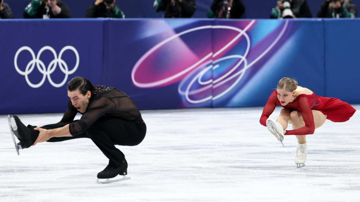 Минерва Хазе и Никита Володин поведоха след кратката програма