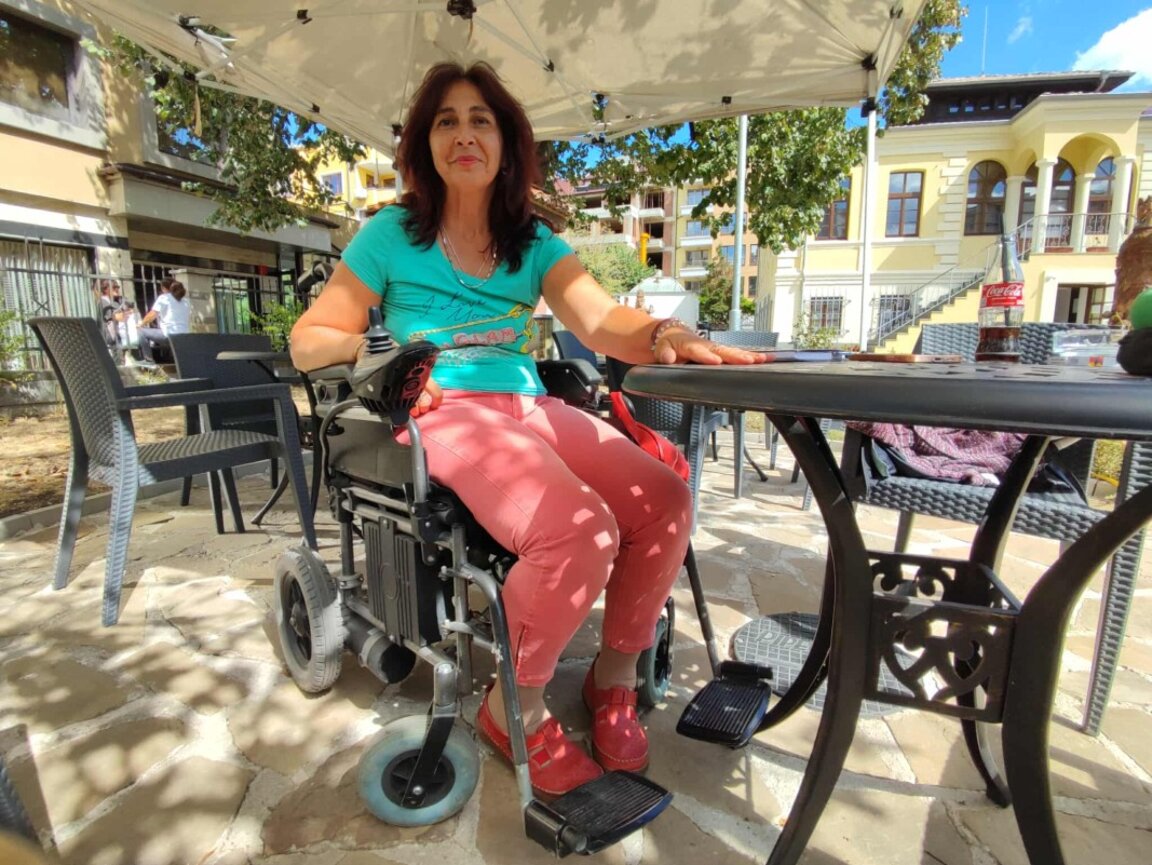 Николинка Ганева сбъдва мечтите си, въпреки че е в инвалидна количка