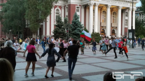 Общината настоява хорото пред Народния театър да се играе другаде