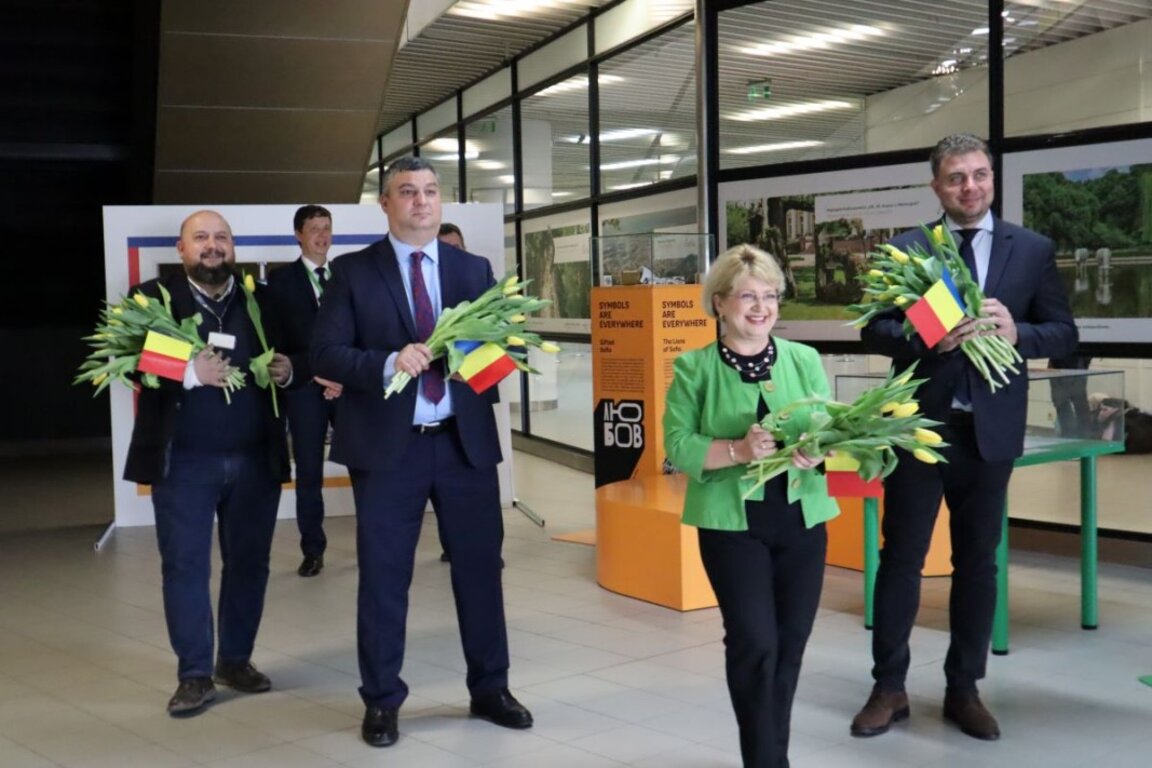 Reprezentanții ambasadei României din Sofia au întâmpinat cu flori, pasagerii primul zbor Schengen, București-Sofia