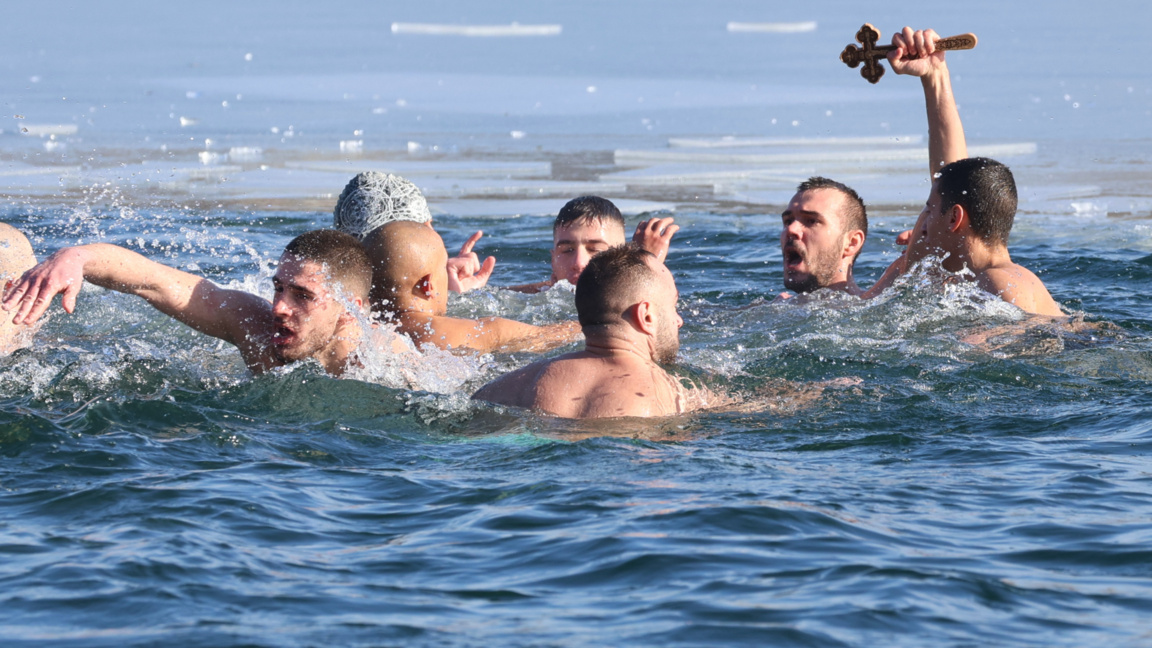 Ритуалът по спасяване на Светия кръст, навръх Богоявление се провежда в езерото в ж.к. "Дружба".