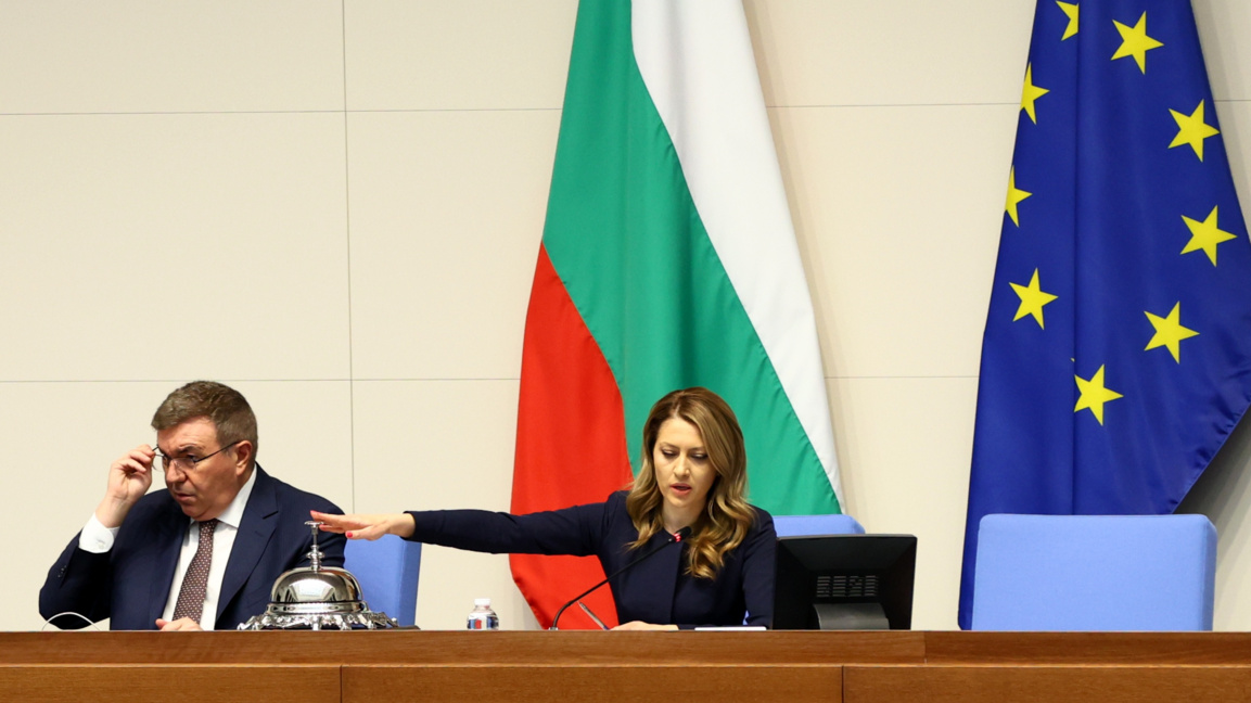 Председателят на НС Рая Назарян и зам.-председателят Костадин Ангелов на заседанието на 18 март 2026 г..