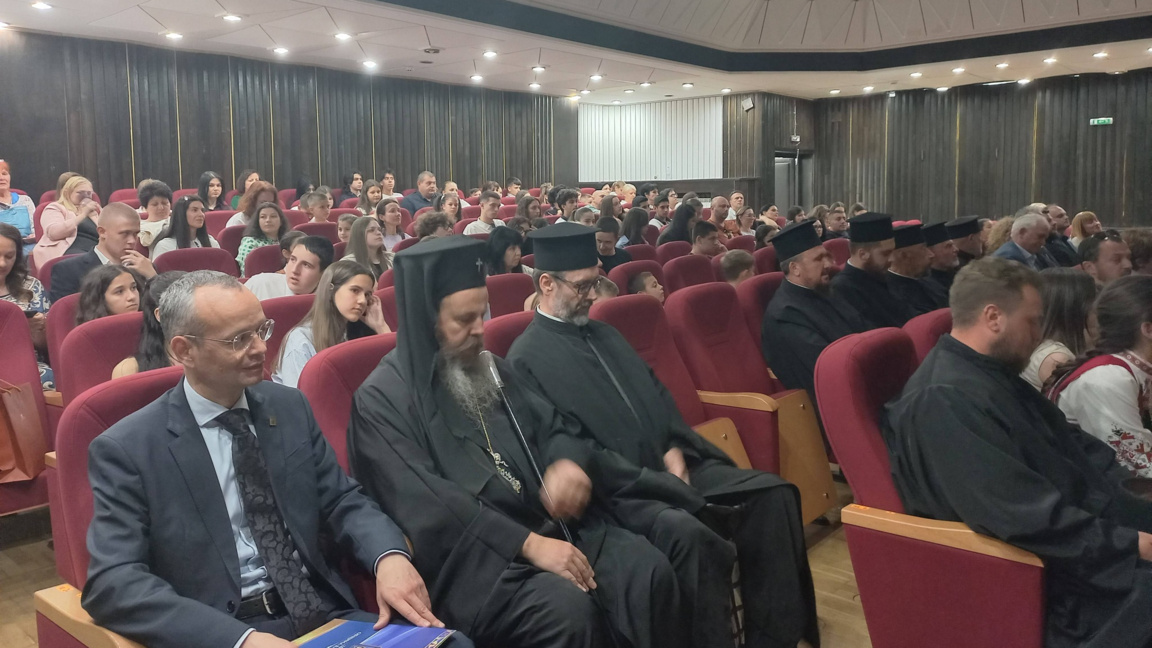 Наградиха учениците от конкурса „Бог е любов“ в Благоевград 