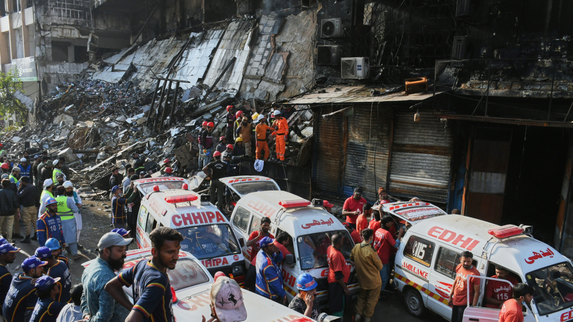 Най-малко 50 жертви при пожар в мол в Пакистан