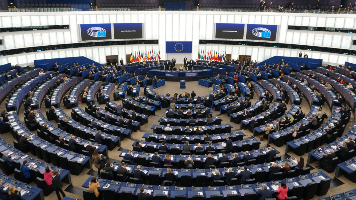 Евродепутати искат от ЕК да разследва вредни за демокрацията алгоритми 