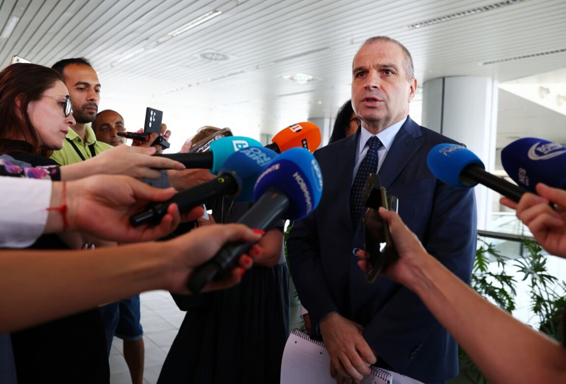 Гроздан Караджов прави изявление за медиите след проведена среща във връзка с инцидент в петък, при който близо 300 пътници на полет от Лондон са били блокирани за близо час в "ръкава", свързващ самолета с терминала на летището.