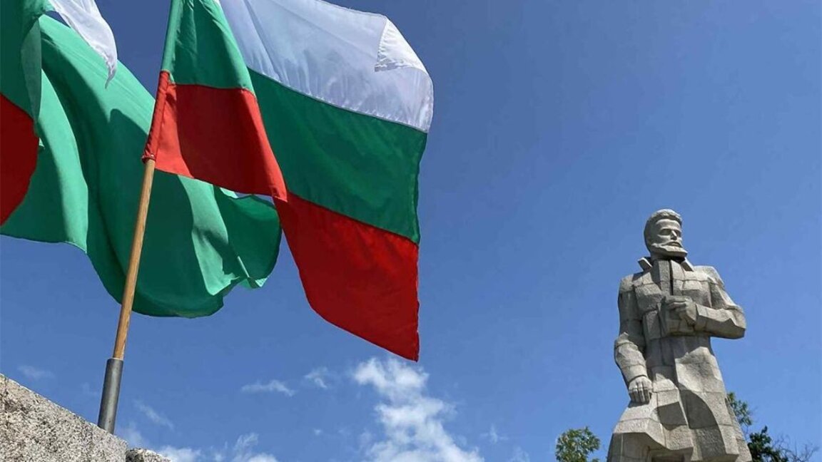 Nën ulërimën e sirenave, bullgarët nderuan kujtimin e Hristo Botevit dhe të atyre që vdiqën për liri