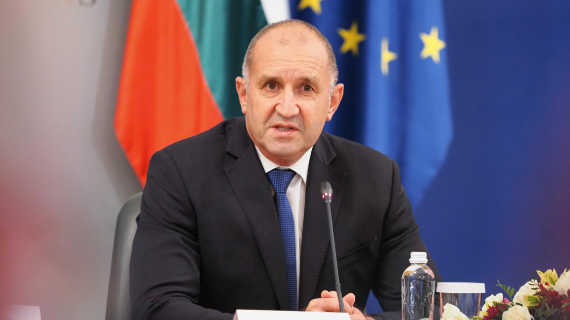 Премиерът Радев: Няма да има масови уволнения