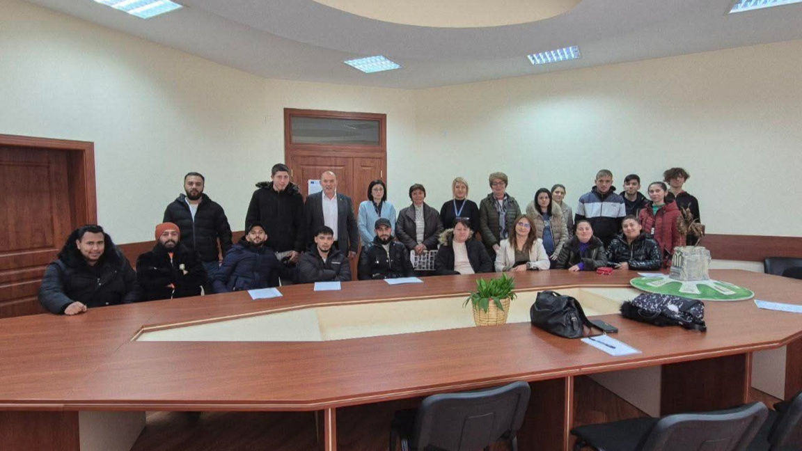 Младежи в администрацията