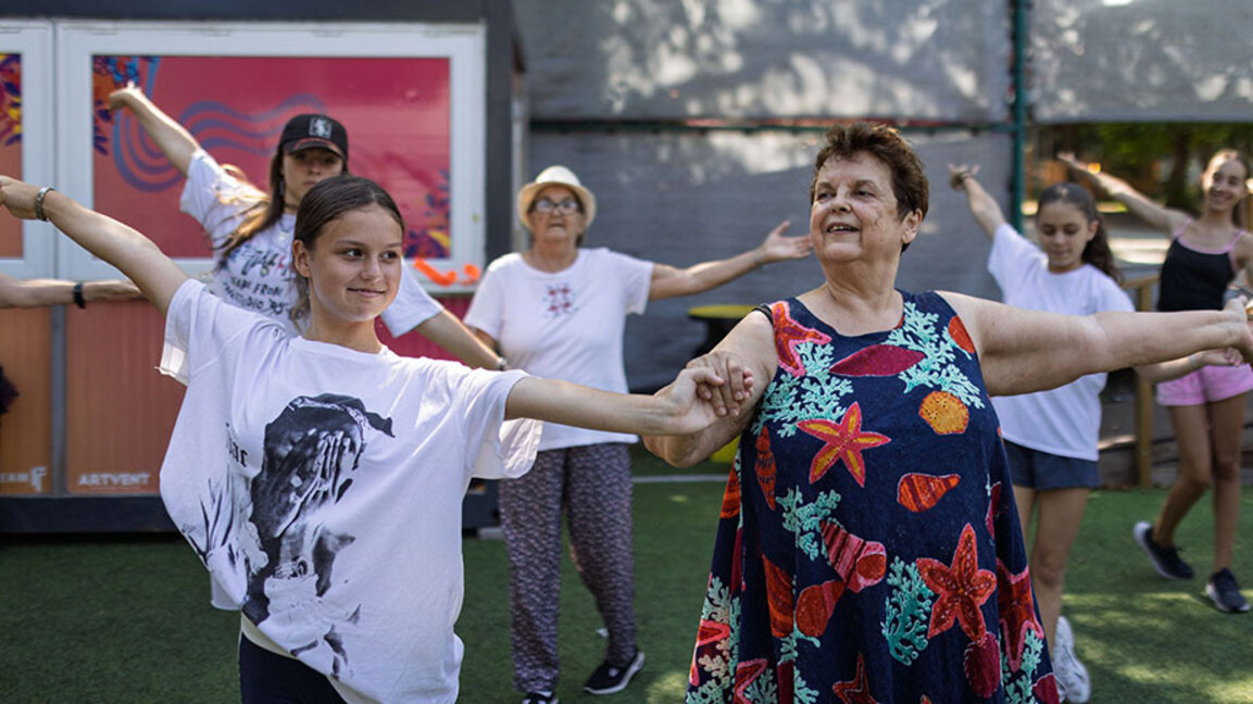 "Аз съм тук" – изкуството за социална промяна и преодоляване на "присъдата възрастен"