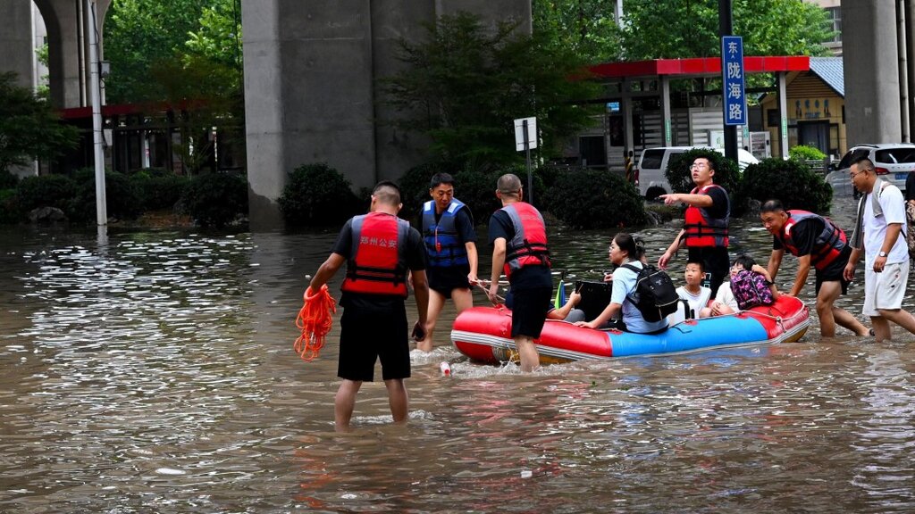 Внезапни наводнения в Китай са отнели живота на най-малко 10 души, а 33-ма се водят изчезнали