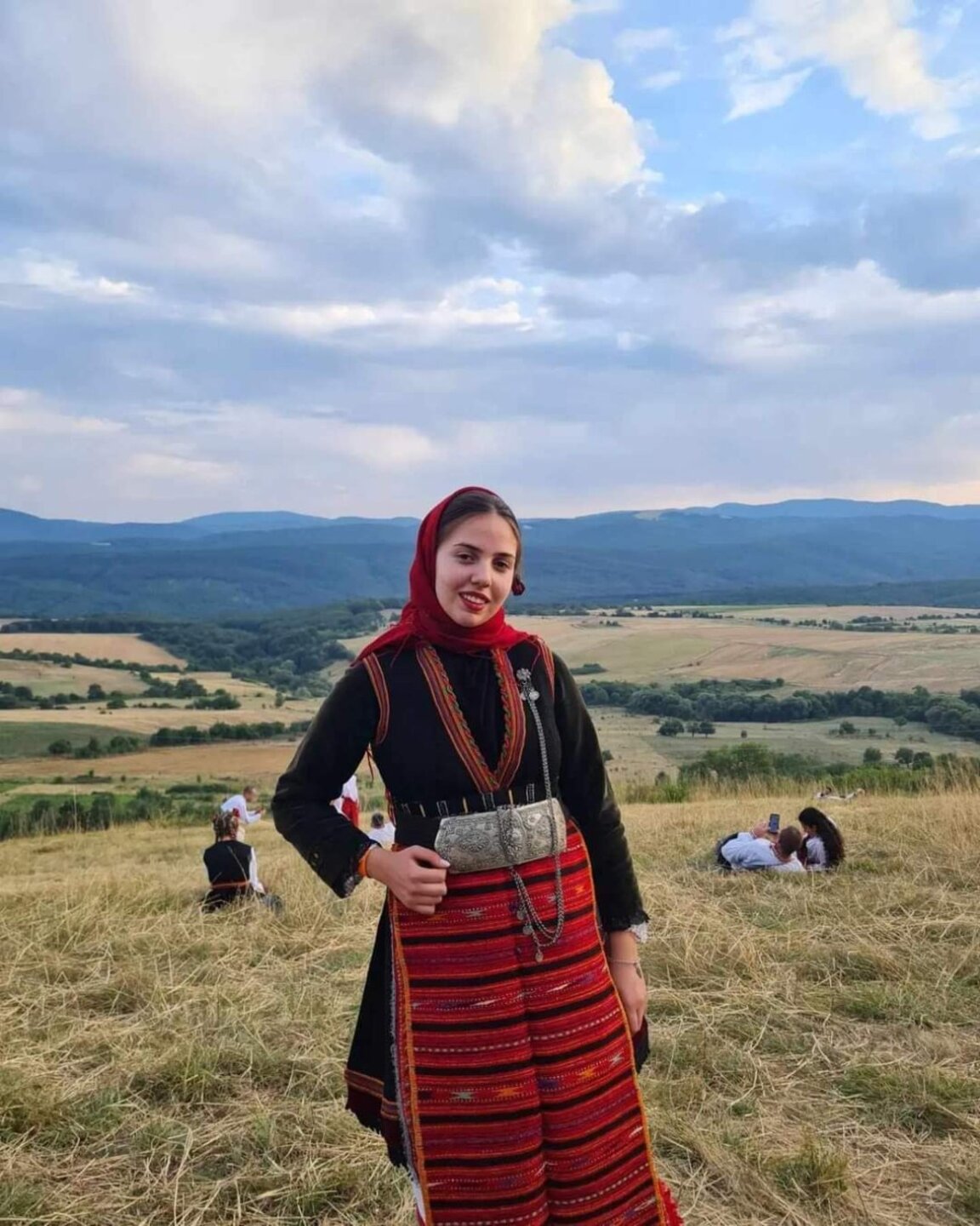 Борислава Кутларска: Всяка българска носия е красива и крие своята история